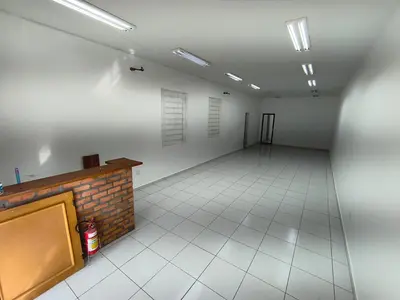 Sala Comercial em frente a Praça Central