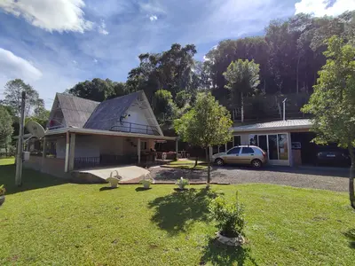 Linda Chácara/Sítio com casa em estilo cabana