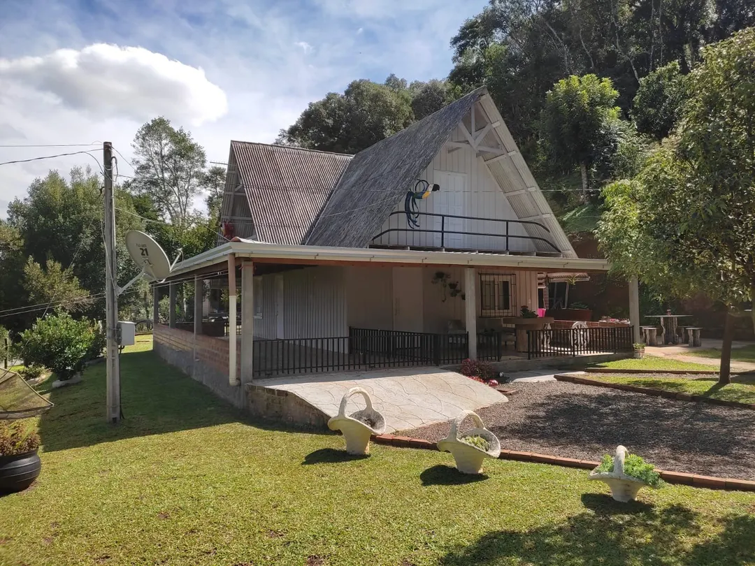 Linda Chácara/Sítio com casa em estilo cabana