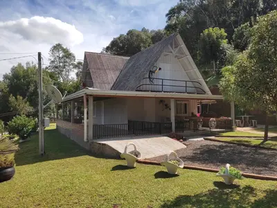 Linda Chácara/Sítio com casa em estilo cabana