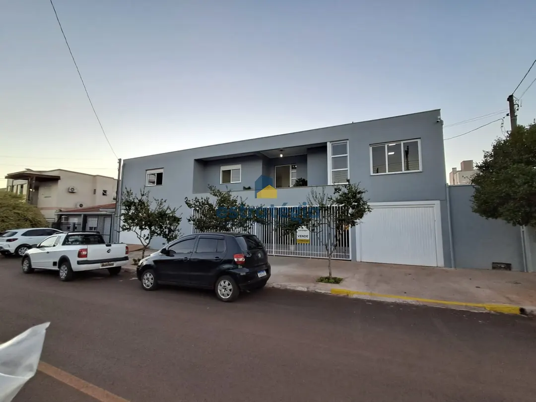 CASA COM DUAS MORADIAS CENTRO PERTO DA PISCINA